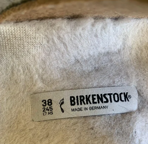 Birkenstock Women’s happy lamb wool Arizona sandals Size 7-7.5 - Image 6