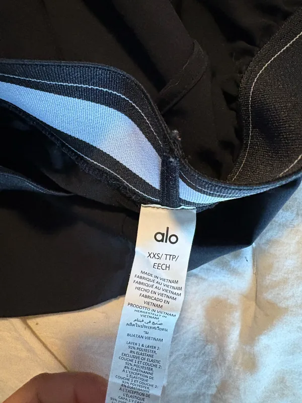 Alo Yoga shorts - Image 3