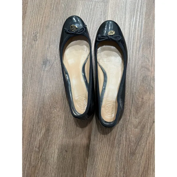 Tory Burch Black Patent Leather Logo Charm Block Heel Ballet Pumps 8.5M - Image 5