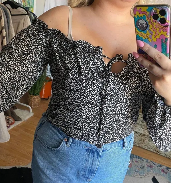 Blush Off Shoulder Printed Long Sleeve Cropped Top Black Size Small - Image 9