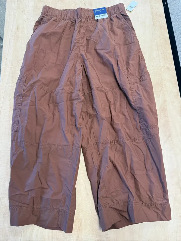 NWT! Old Navy Mid-Rise Cropped Barrel-Leg Utility Pants - Image 8