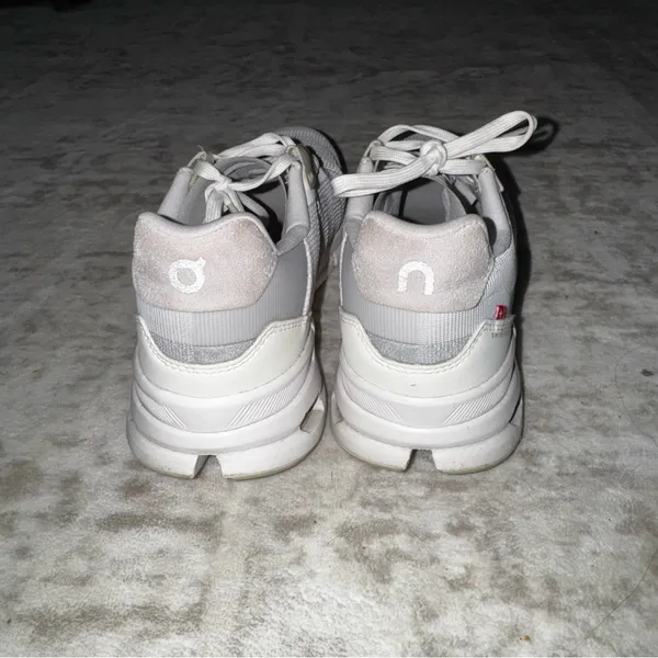 Oncloud Women’s Tennis shoes Women’s 7 Like New barely worn too small for me - Image 4
