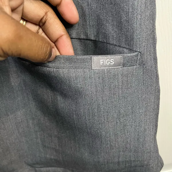 FIGS Casma Women’s Three-Pocket Scrub Top – Graphite - Size Medium - Image 7