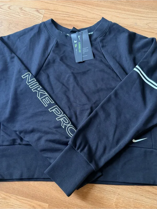 Nike Black Cropped Crew Sweatshirt with Sleeve 'NIKE PRO' Branding - Image 2