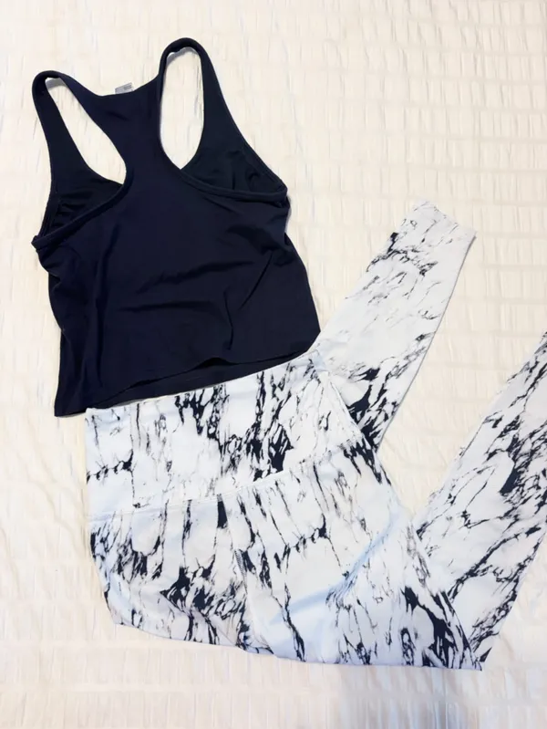 Workout Set Outfit Beyond Yoga All in Motion Black White XS - Image 4