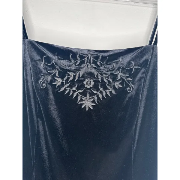 Dressbarn Collection 1990s Black Velvet Embroidered Gown formal sexy 6 - Image 4
