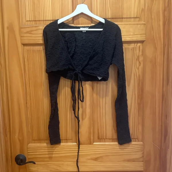 American Eagle Size Small Dark Grey Tie Front Crop Top. - Image 2