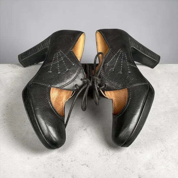Clarks Artisan Sz 5.5 Platform Pumps Black Leather Laces Academia Preppy Witchy - Image 3