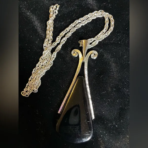 1970's Signed Avon Long Teardrop Pendant Necklace Black & Silver Tone 24" Chain - Image 4