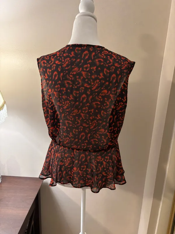 Astr Blouse Women’s Size M Black and Red Sleeveless V-Neck Peplum Blouse - Image 2