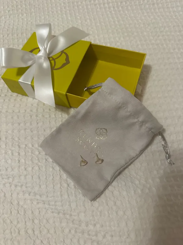 Kendra Scott Ari Gold Earrings Heart Studs - Image 4