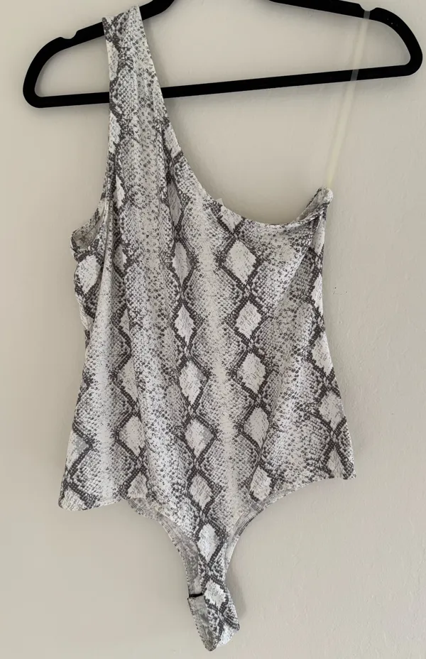 Le Lis One-Shoulder Snakeskin Bodysuit - Image 4