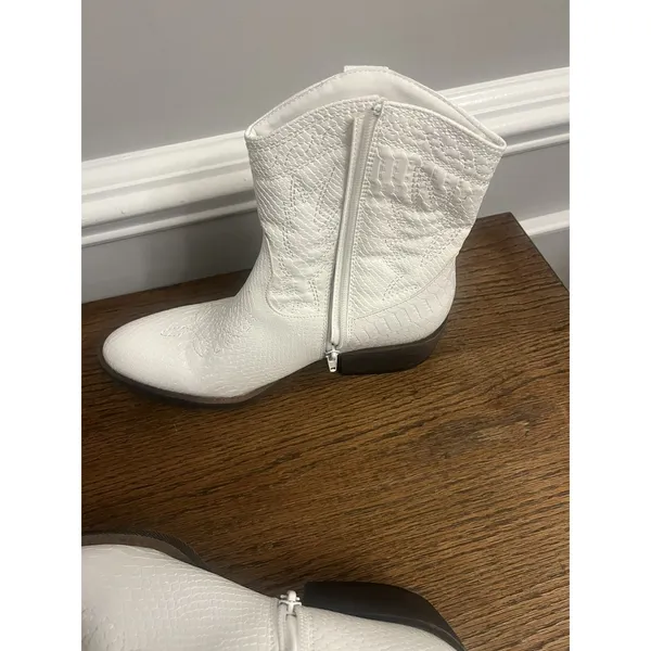 Coconuts By Matisse Derringer White round toe cowgirl booties 7 concert wedding - Image 3