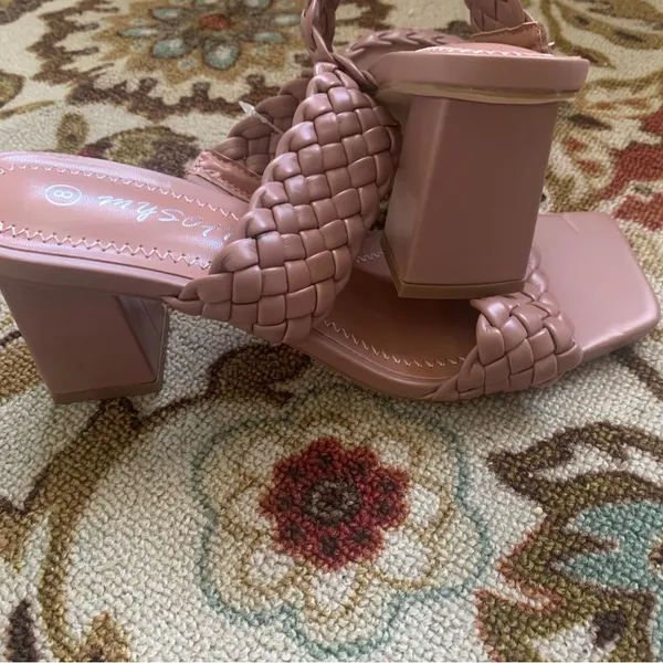 Stylish Pink Woven Sandals Size 8 - Image 3