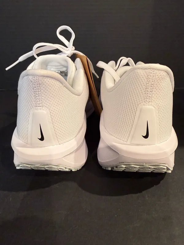 Nike women’s Quest 5 size 9W - Image 3