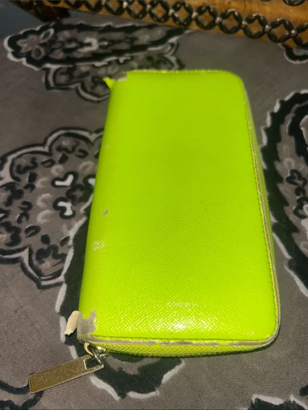 Tory Burch Neon Lime Zip Wallet with Logo Medallion - Image 4