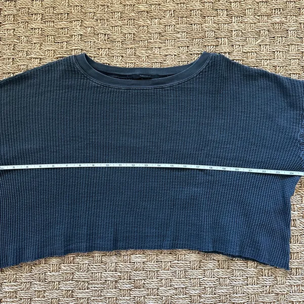 Forever 21 women’s dark gray waffle knit cropped long sleeve round neck top M - Image 6