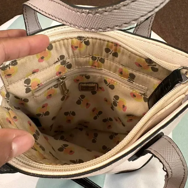 Guess Women's White and Grey Bag - Image 4