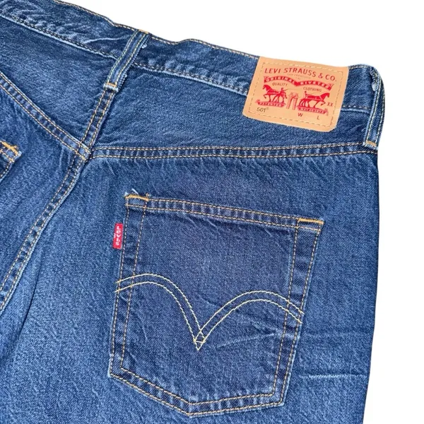 Levi’s 501 Cutoff Denim Jean Shorts Women’s 28 Button Fly Raw Hem Frayed Split - Image 4