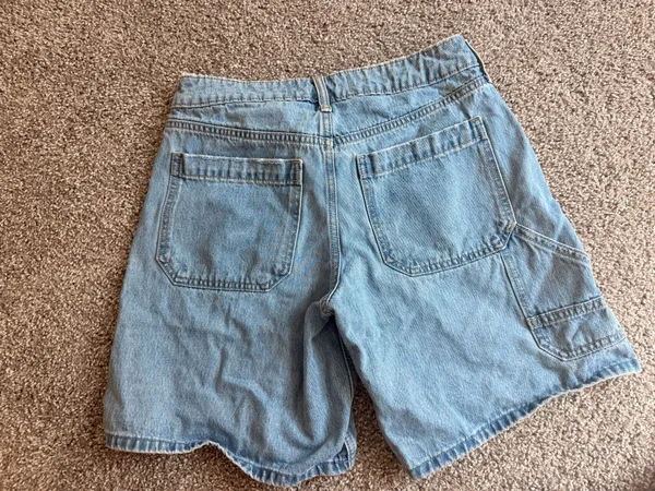 Hollister Baggy Cargo Low-Rise Shorts - Image 2