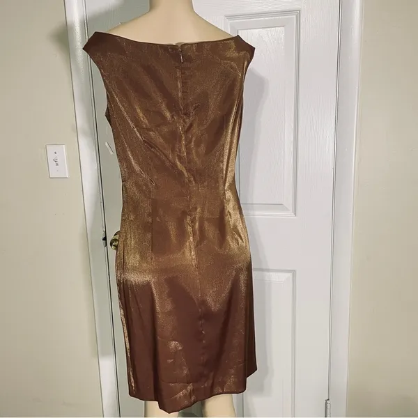 Cachet Structured Metallic
Dress Size 8 - Image 3