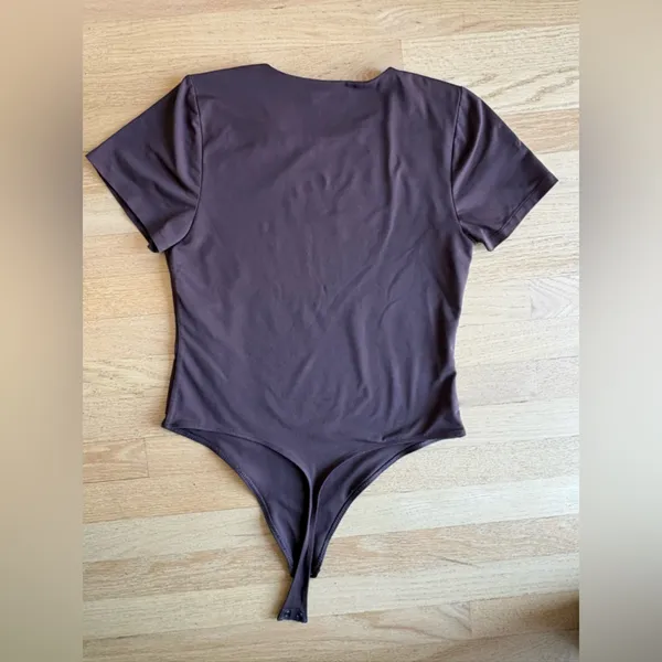 Aritzia Babaton Chocolate Brown Short Sleeve Bodysuit - Image 4