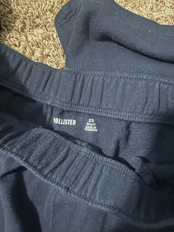 Navy blue hollister sweat seat - Image 4