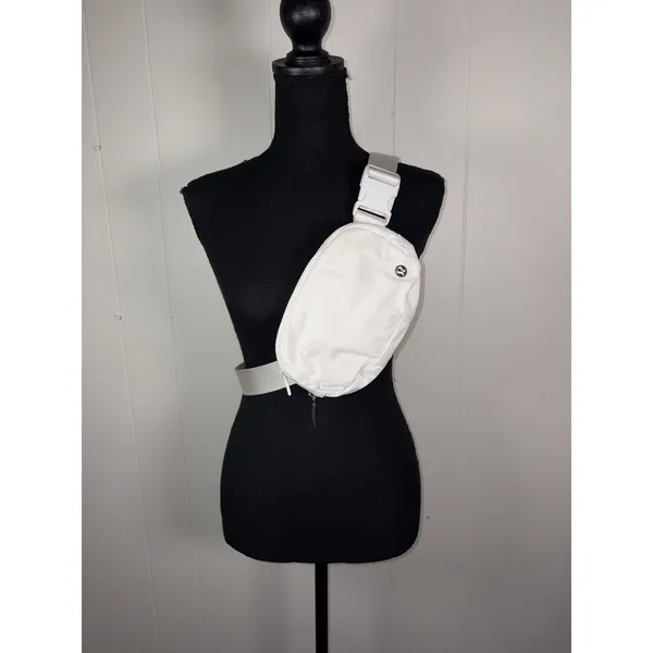 Lululemon Everywhere Belt Crossbody Bag 1L White - Image 2