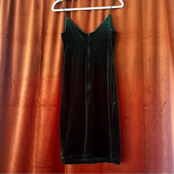 B. Smart Green Velvet Formal Dress - Image 4