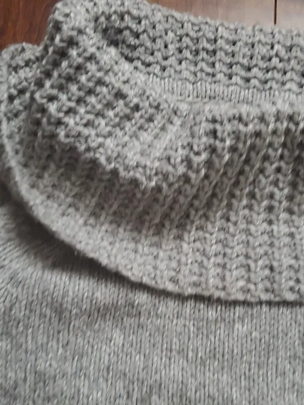 Abercrombie & Fitch Light Gray Off-Shoulder Foldover Collar Sweater Size Small - Image 3