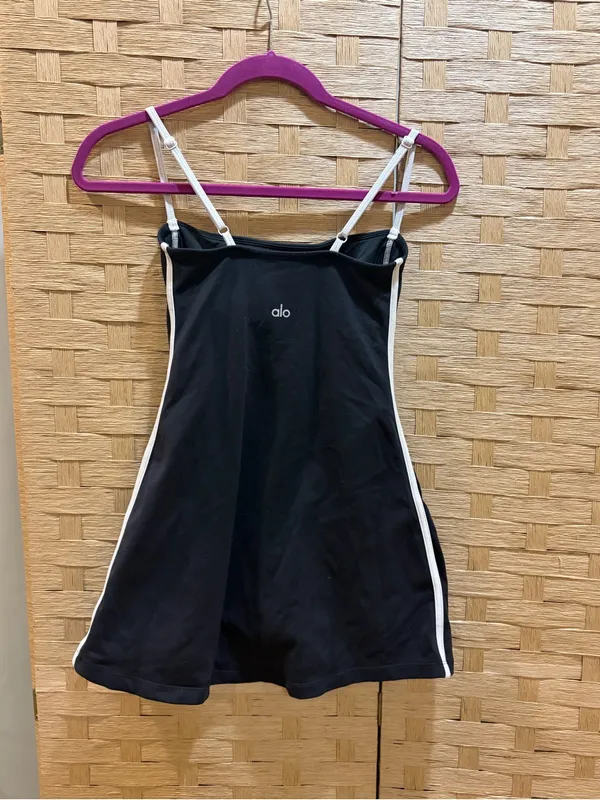 Alo Yoga Airbrush Streamlined Dress in black with white contrast piping Size XS - Image 4