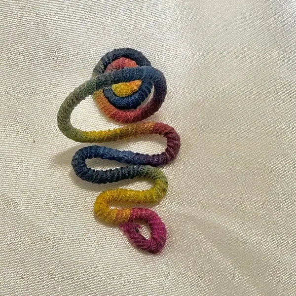 Colorful snake threaded ring - Image 2
