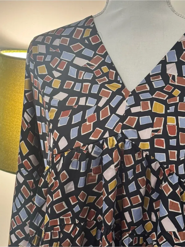 Entro Flowy Geometric Print Blouse Size Large - Image 3