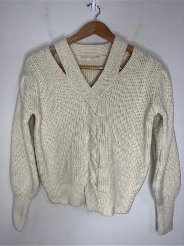Korean Fashion Moong-Chi Cream Cutout V-Neck Chunky Rib Cable Knit Front Sweater - Image 2