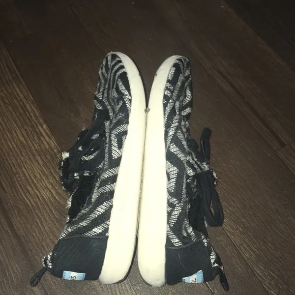 Tom’s 7.5 black and white abstract striped tennis shoes/sneakers - Image 4