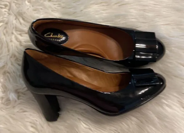 Clarks Artisan Shoes size 8.5 patend leather with bow color black - Image 12