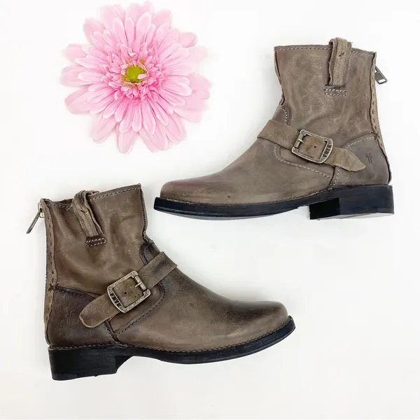Frye Vicky Artisan Back Zip Leather Ankle Buckle Boots: Charcoal Taupe Grey - Image 3