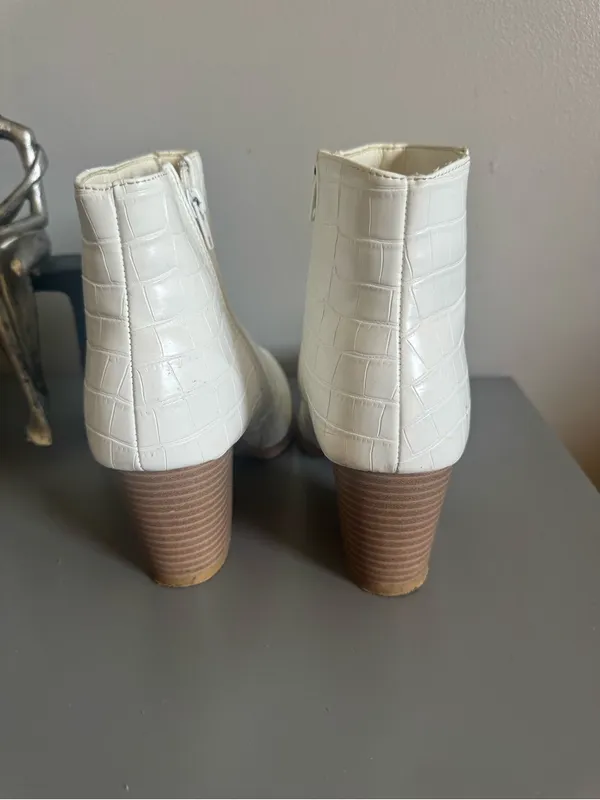 Forever 21 White Croc-Textured Ankle Booties with Block Heel - Image 4