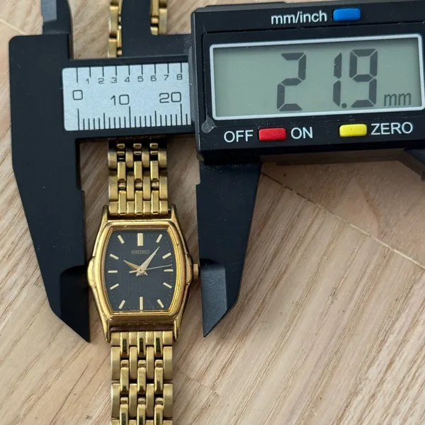 Seiko Vintage Ladies Watch Black Dial Gold-Tone Bracelet New Battery - Image 9