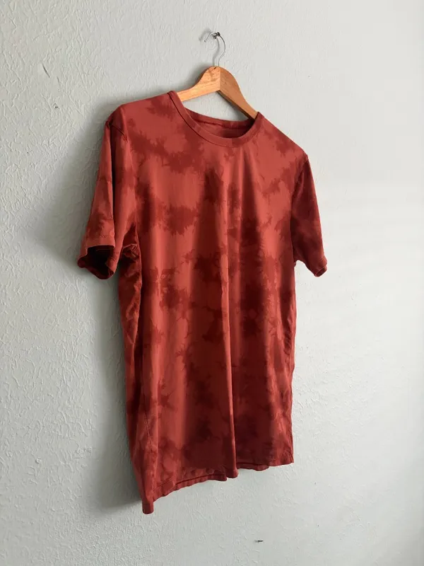 The Fundamental T-shirt in Rust Shibori Tie-Dye - Image 4
