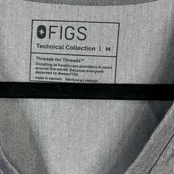 FIGS Casma Women’s Three-Pocket Scrub Top – Graphite - Size Medium - Image 6