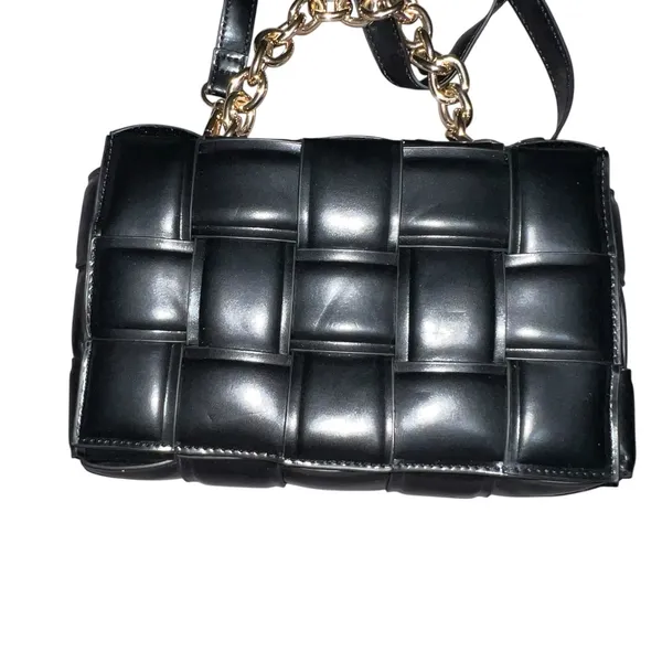 Like Dreams Black‎ Weaved Purse With Crossbody Strap And Gold Chain Handle - Image 2