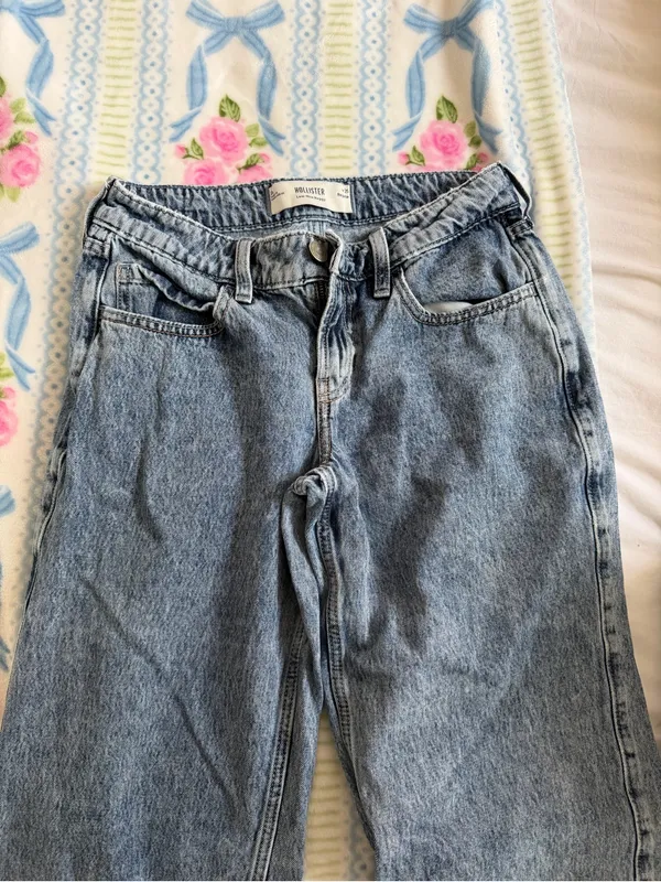 Hollister High-Rise Light Blue Mom Jeans - Image 2