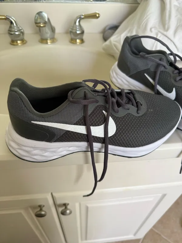 Nike Revolution 6 Wide Dark Olive Green Running Shoes Men’s 8 Wide (DD8475-004) - Image 2