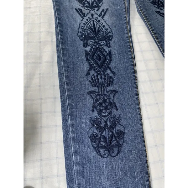 Bandolino Embroidered Skinny Jeans Women’s Size 12 Medium Wash Frayed Cuff Boho - Image 2