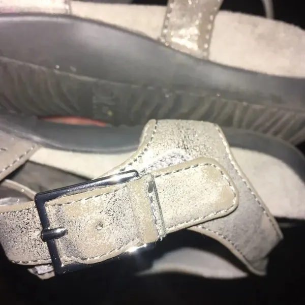 Vionic metallic silver arch support strappy sandals size 8 - Image 5