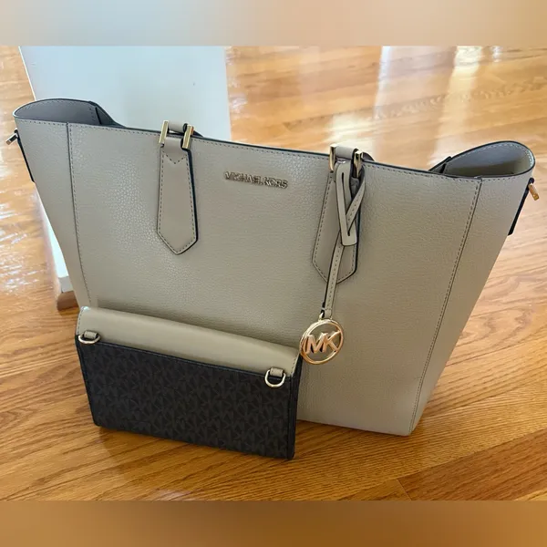 MICHAEL Michael Kors Kimberly Large Beige Tote and Mini Detachable Wallet - Image 9