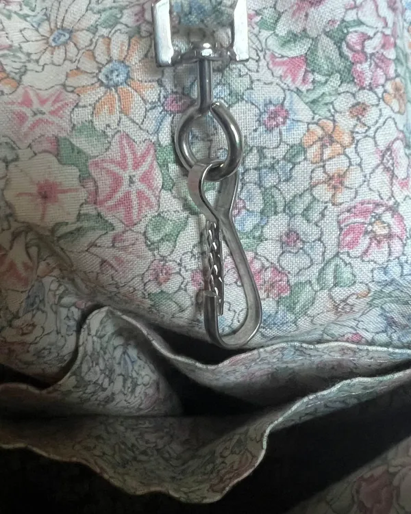 ˚₊‧꒰ა 90's embroidered floral tapestry cream bag with adjustable straps and wooden closure ໒꒱ ‧₊˚ - Image 4