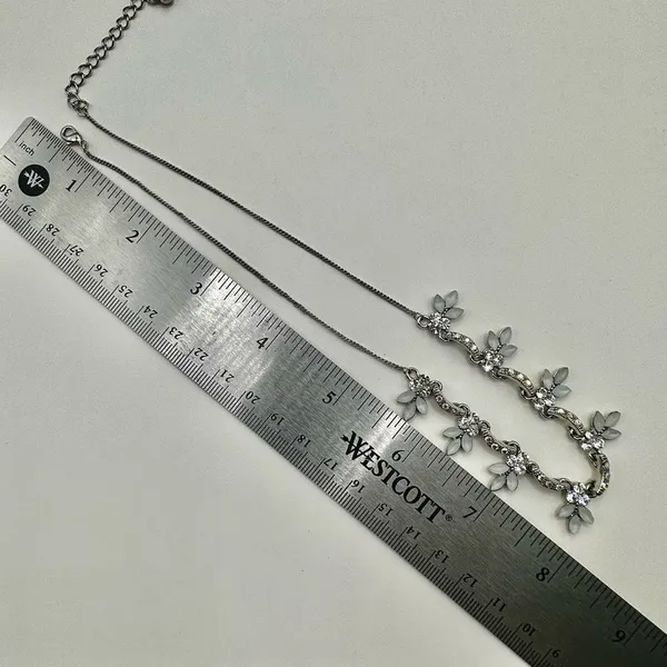 Silver tone rhinestone flower necklace Silver - Image 5