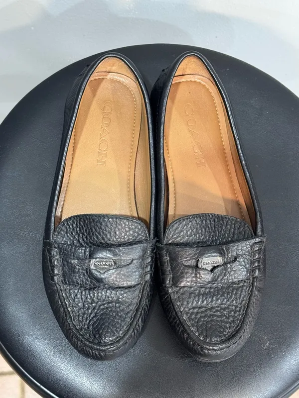 Black Coach Pebbled Leather Penny Loafers Size 5 EUC - Image 3